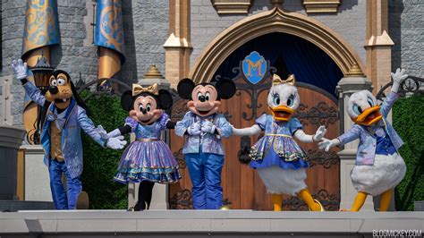 Wonderland Wonders: Mickey's Enchanted Journey